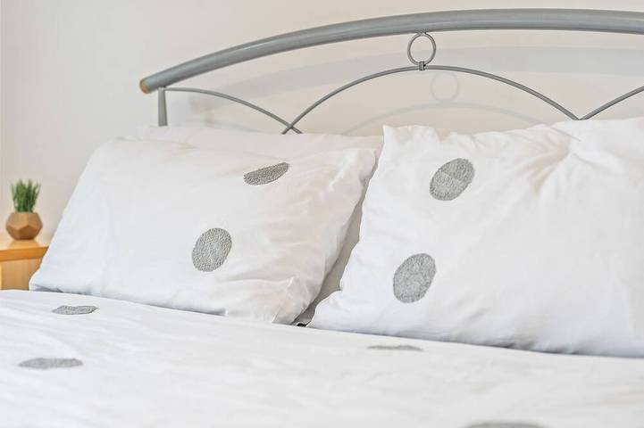 This 5-bedroom house exudes an aura of openness and comfort. in Coventry, Birmingham e dintorni
