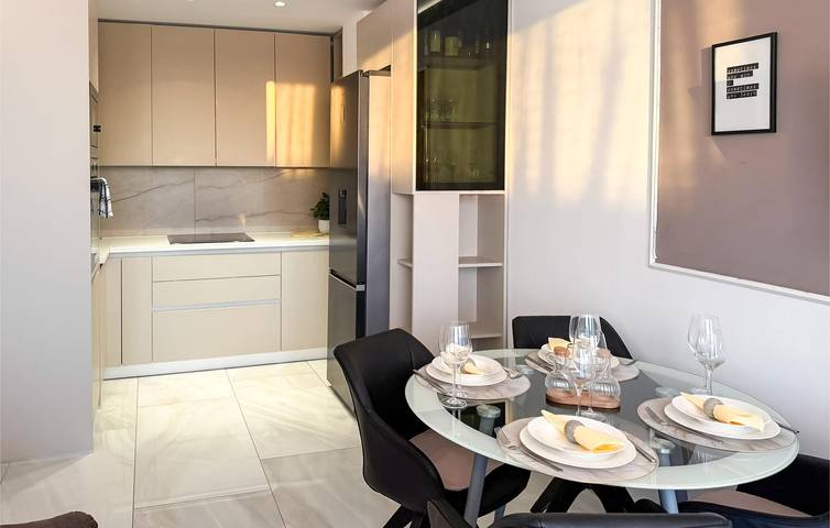 Ganze Ferienwohnung, Gemütliche Ferienwohnung mit WLAN, Klimaanlage, Fernseher, Küche und Parkmöglichkeiten an der Straße in Split, Split-Dalmatien