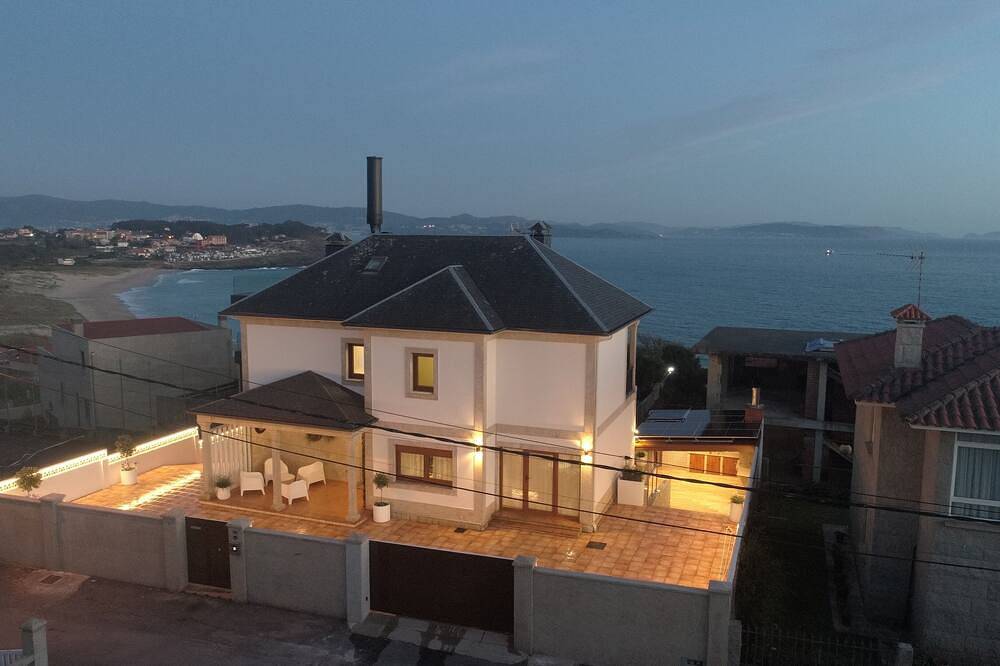 Villa Montalvo Beach Sanxenxo-Heated Swimming Pool in Sanxenxo, Rías Baixas