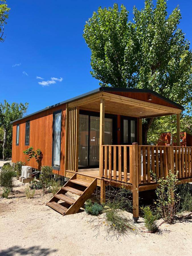Camping pour 4 personnes, avec sauna et jacuzzi ainsi que balcon et piscine à Grimaud