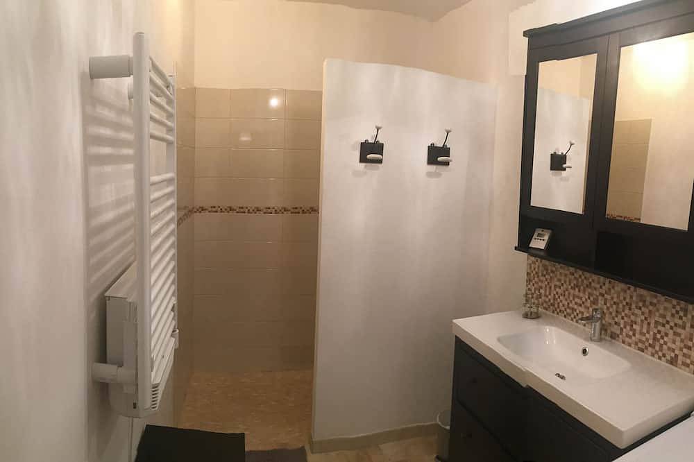 Steinerne Bastide mit Garten in der Mitte des Dorfes und neben dem Fluss in Vallon-Pont-d'Arc, Gorges de l’Ardèche