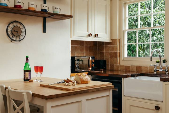 Holiday rental for 8 people, with terrace and garden, child-friendly in Cheltenham