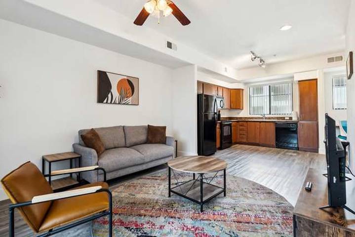 Vacation rental for 3 people, with balcony and pool as well as yard, kid friendly in Glendale