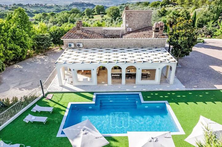 Holiday home for 24 people, with pool and garden as well as terrace - 1