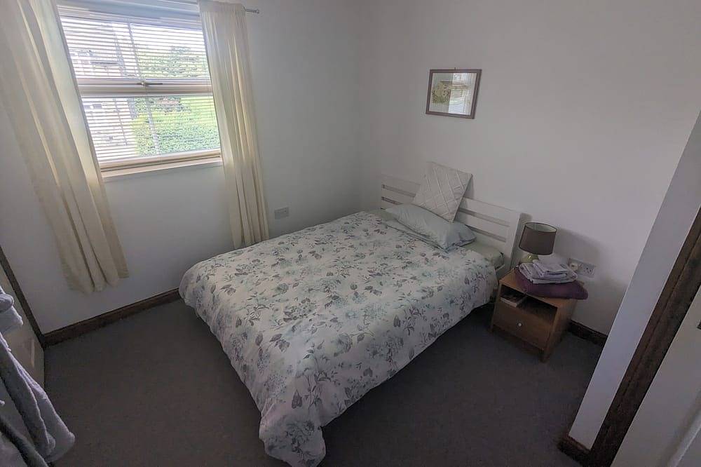 Entire apartment, The Apartment at Chalk House - 2 Bedrooms - 2 Double Beds - 1 Single Bed - 1 Cot in Huddersfield, West Yorkshire