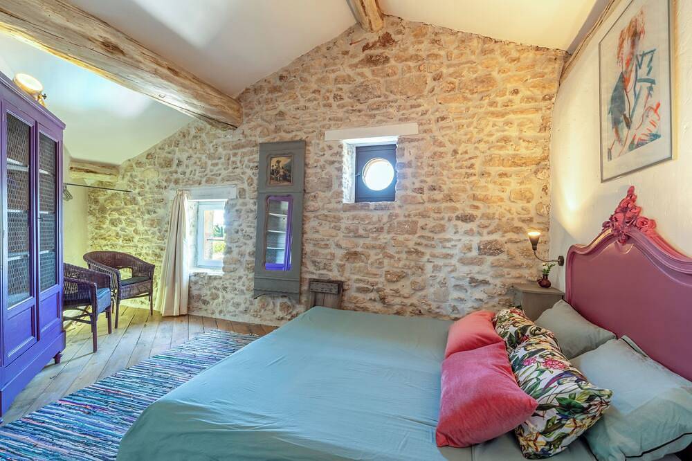 Stylish stone village house with swimming pool in Lagnes, Regionaler Naturpark Luberon