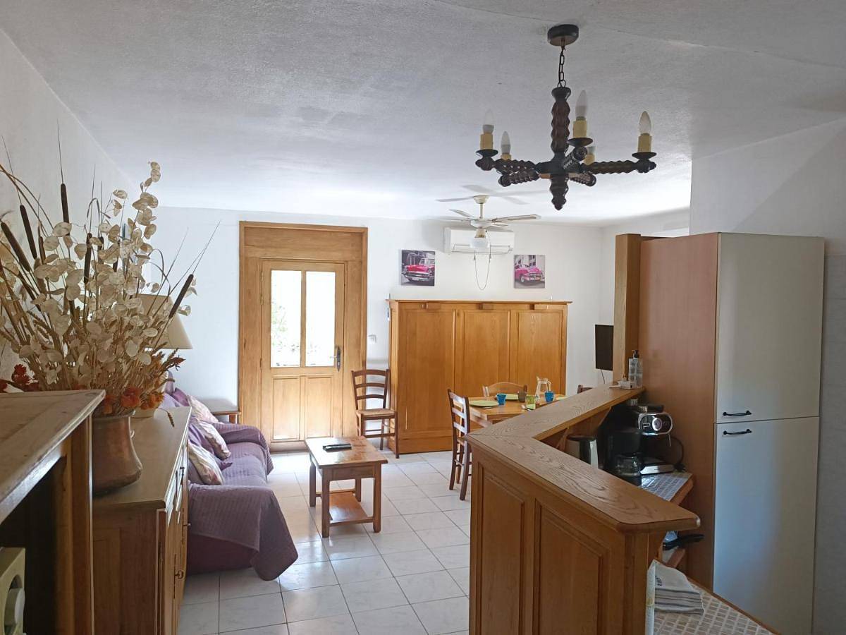 Appartement entier, Apartment with Terrace in Aigues-Mortes, Côte d'Améthyste