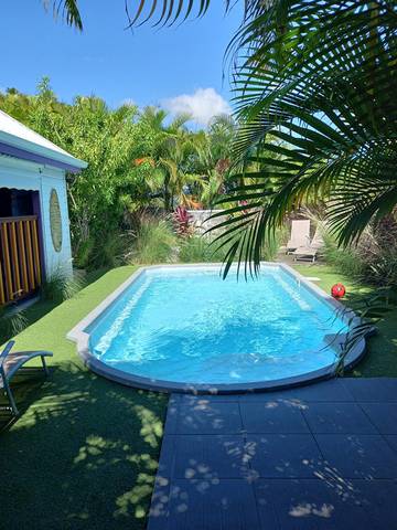 Location de vacances pour 4 personnes, avec terrasse ainsi que piscine et jardin dans Pointe-à-Pitre