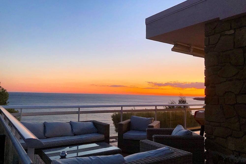 Large family villa with exceptional view of the Calanques - sleeps 10 in Ensuès-la-Redonne, Istres region