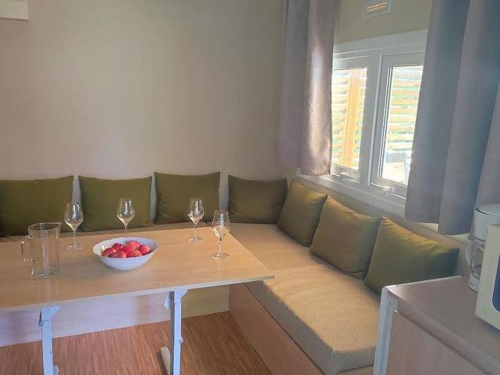 Flower Camping Pyrénées Natura - Mobilheim 4 personen - Mobilheim „Confort Cosy“, 23 m² – 2 Schlafzimmer – halbüberdachte Terrasse, 17 m² + Grill – Schlafzimmer für 4 Personen in Estaing, Nationalpark Pyrenäen
