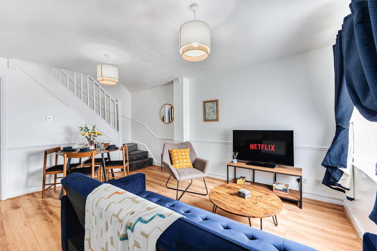 Entire apartment, Spacious Bedford House Sleeps 5 Superfast Wifi Free Parking in Bedford