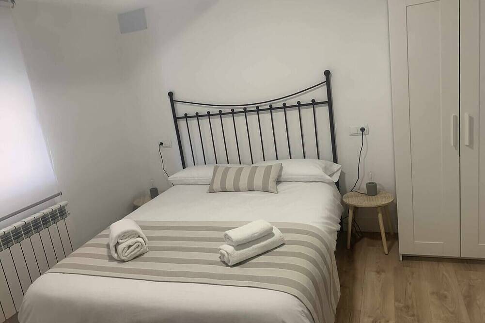 Entire apartment, Land. Beautiful apartment. Villa de Gredos in Navarredonda de Gredos, Ávila Region