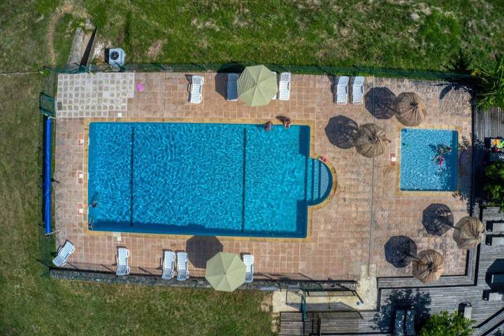 Location de vacances pour 4 personnes, avec Terrasse ainsi que Jardin et Piscine à Veyrines-de-Domme