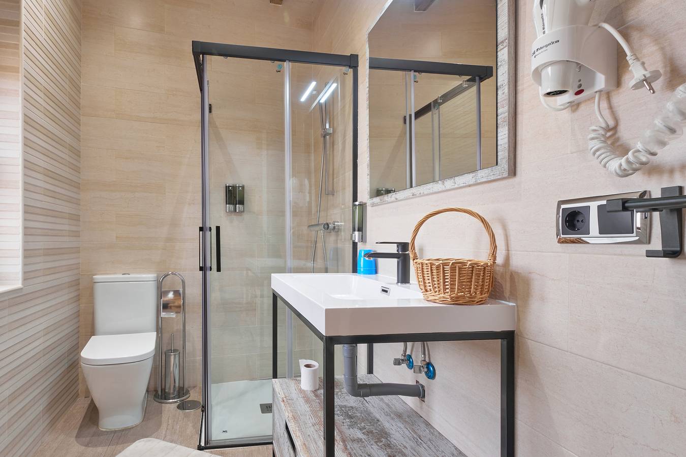 Estudio entero, Habitación 'Habitacion 5' con piscina compartida, terraza compartida y Wi-Fi in Ferreras de Abajo, Provincia de Zamora