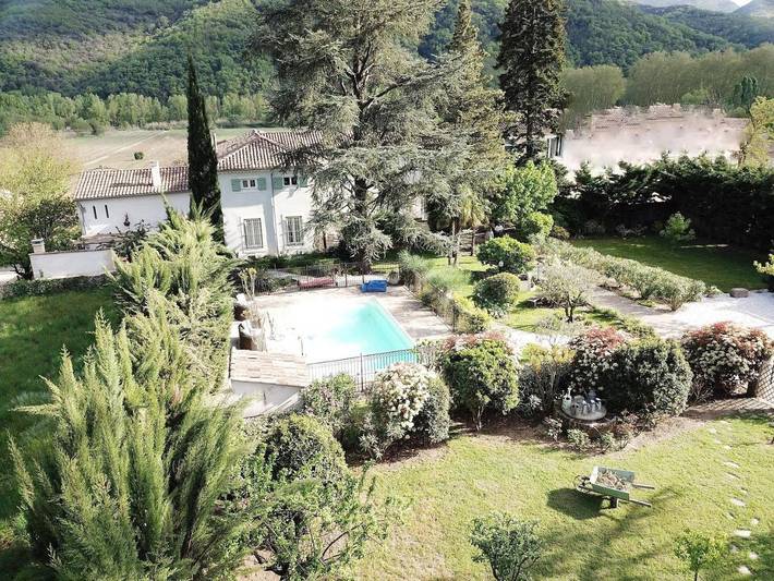 Maison d’hôte pour 2 personnes, avec Jacuzzi et Terrasse ainsi que Jardin et Piscine