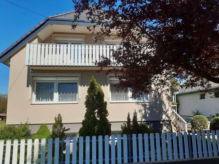 Maison de vacances avec jardin et barbecue in Balatonszárszó, Rive sud du lac Balaton
