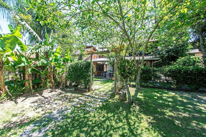 Casas e apartamentos de temporada para 5 pessoas, com jardim e balcão na Praia do Rosa