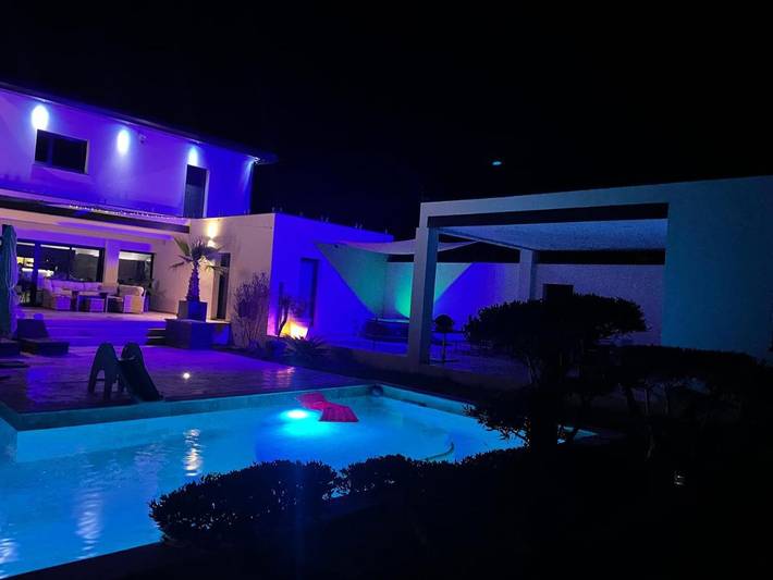 Gîte pour 4 personnes, avec vue ainsi que piscine et jardin à Vénéjan - 2