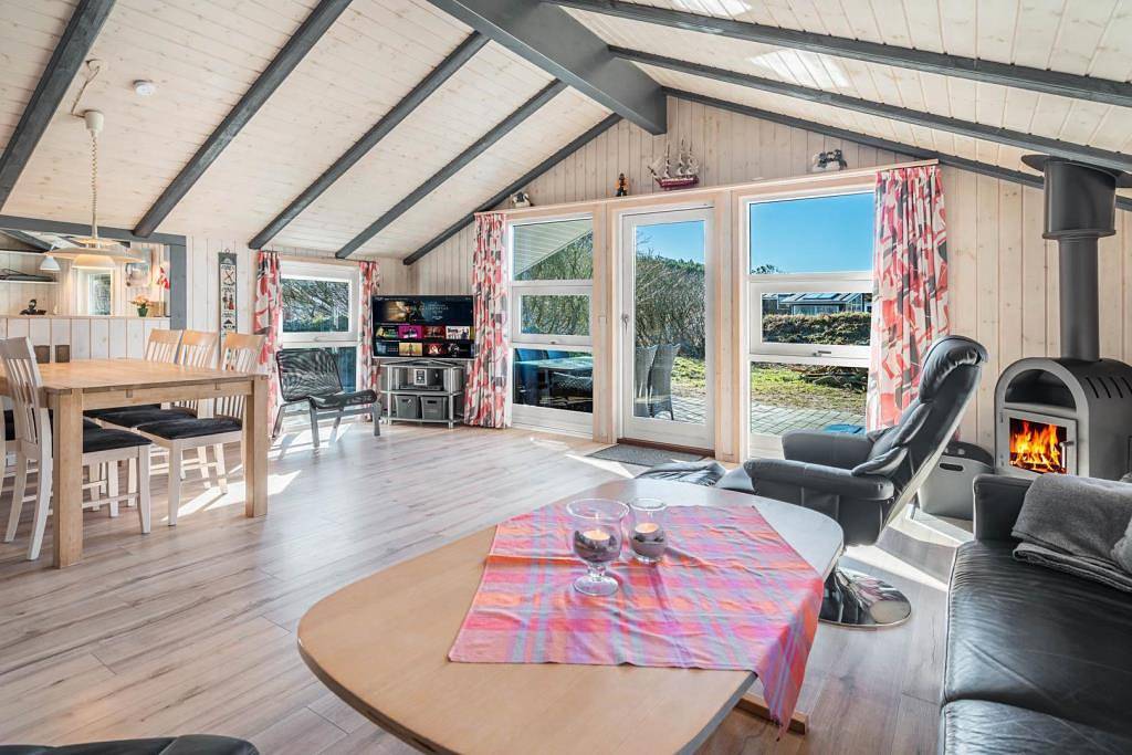 Lyst og venligt sommerhus med brændeovn in Henne, Région de Varde