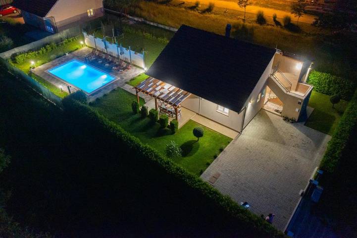 Villa pour 7 personnes, avec piscine ainsi que jardin et vue à Sinj