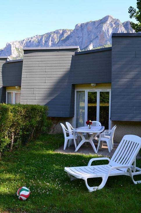Location de vacances pour 13 personnes, avec Terrasse ainsi que Jardin et Vue à Les Cabannes