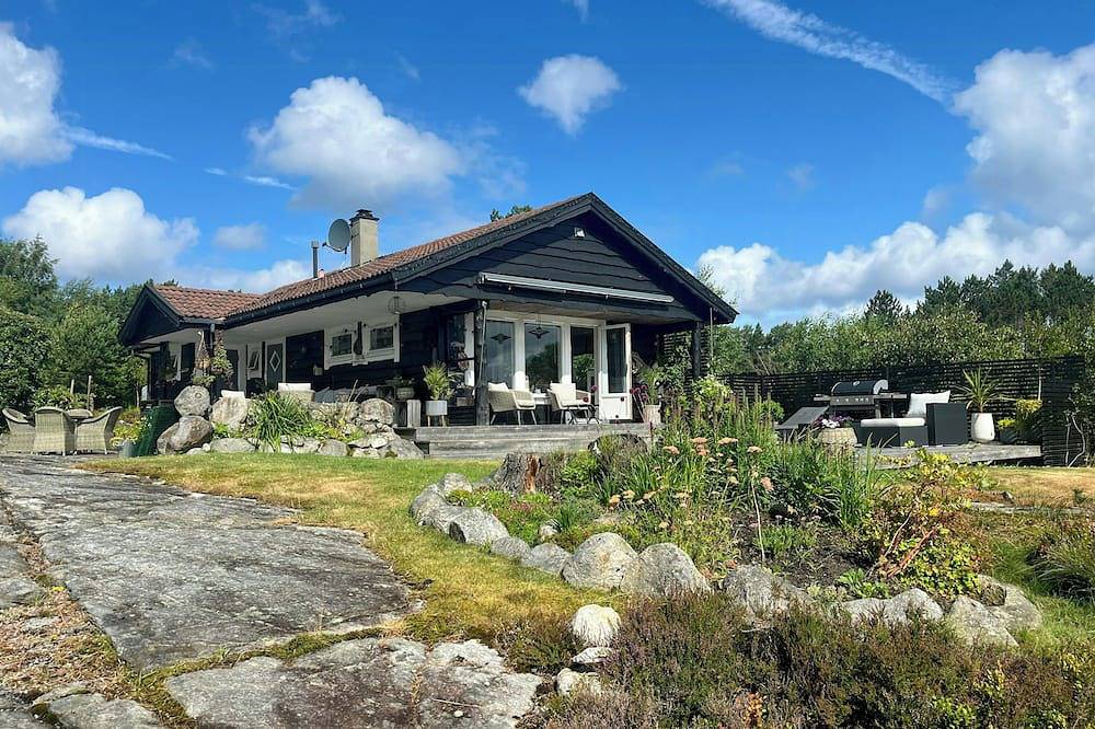 Ferienhaus mit Terrassen an drei Seiten auf einer idyllischen Insel in Sandnes