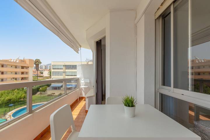 Entire apartment, Apartment "Vista Marina" with Sea View, Shared Pool & Wi-Fi in La Carihuela, Torremolinos