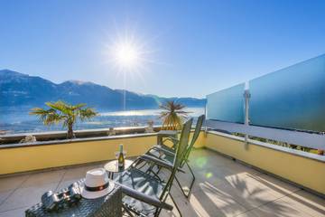 Gîte pour 4 personnes, avec terrasse ainsi que vue sur le lac et piscine à Locarno
