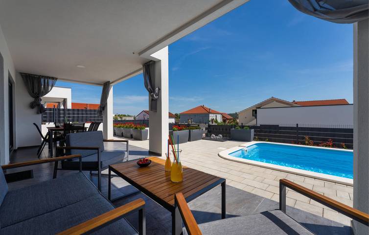 Charmantes Apartment mit Pool, WLAN und Terrasse, 300 m vom Strand entfernt in Novigradsko More, Zadar