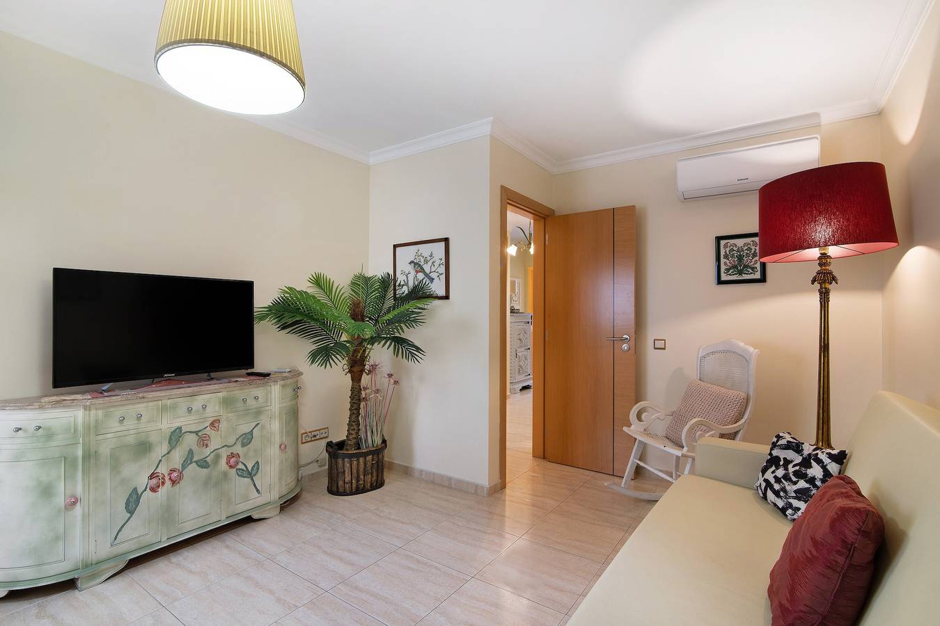 Apartamento inteiro, Apartamento "Beija Flor" com Varanda Privada, Wi-Fi & A/C in Monte Gordo, Distrito de Faro