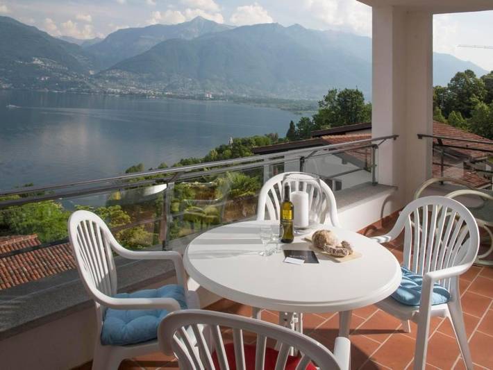 Ferienwohnung für 4 Personen, mit Balkon und Terrasse sowie Garten und Pool in Piazzogna