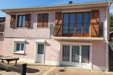 Gîte pour 8 personnes, avec jacuzzi ainsi que jardin et balcon, animaux acceptés à Gurgy