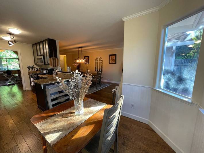 Vacation rental for 8 people, with yard and hot tub, with pets in Sonoma County