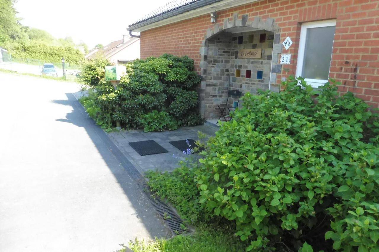 Large Double Room in Lustin, Profondeville
