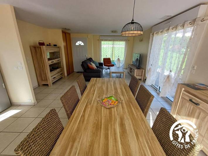 Location de vacances pour 5 personnes, avec Terrasse ainsi que Jardin et Vue à Saint-Félix-de-Lunel