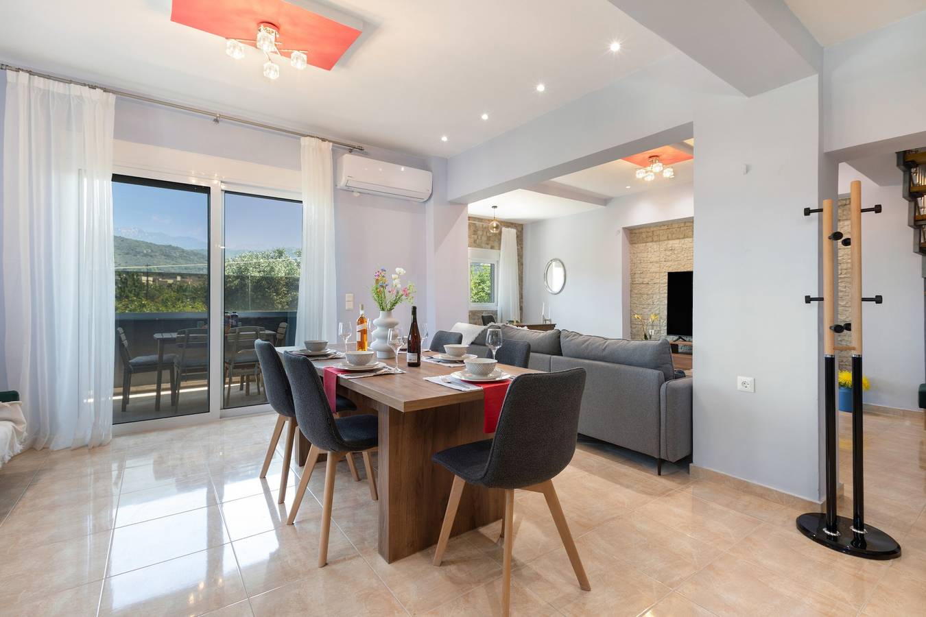 Entire apartment, Three-Bedroom Apartment with Balcony, Hot Tub, Wi-Fi, and Air Conditioning in Perivolia, Chania region