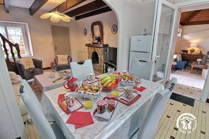 Gîte pour 4 personnes, avec jardin à Gommenec'h