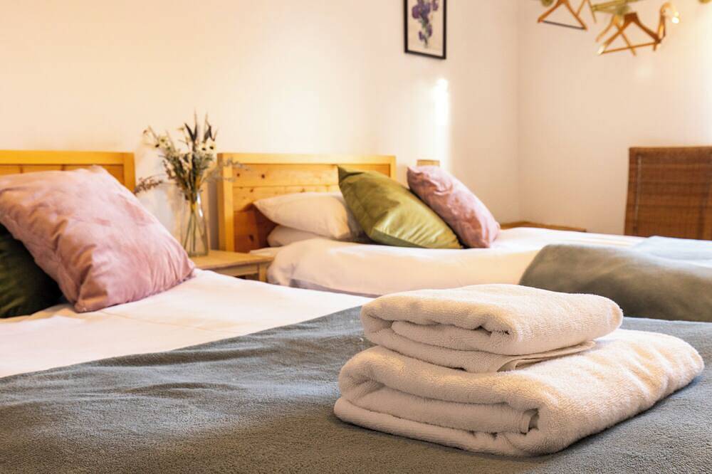 Beautiful Holy Island of Lindisfarne: Dog Friendly Peaceful Retreat. in Holy Island