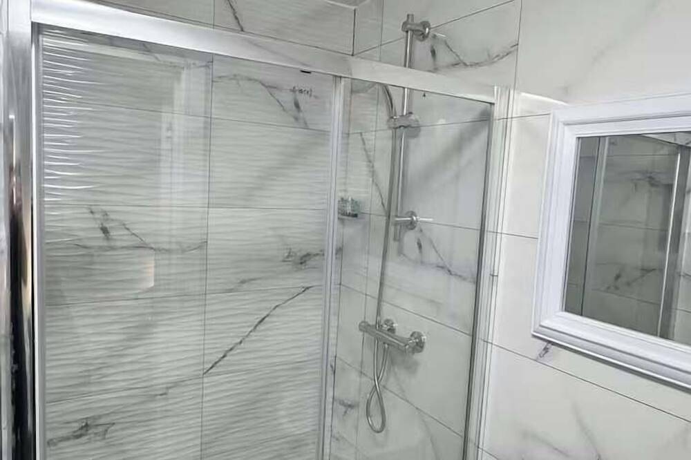 Entire apartment, Modern Cardiff Studio - Fast Wifi, Prime Location! in Cardiff, Cardiff region