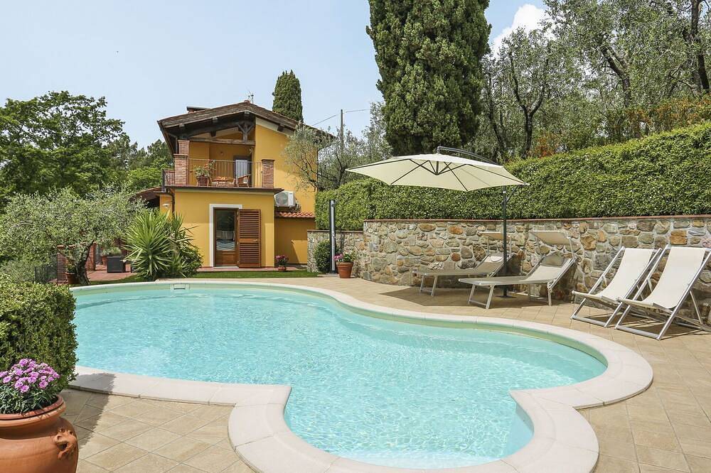 Magnifica villa indipendente per 4 persone con A/C, piscina privata, Wifi, Tv e terrazza in Montecatini Terme, Provincia di Pistoia