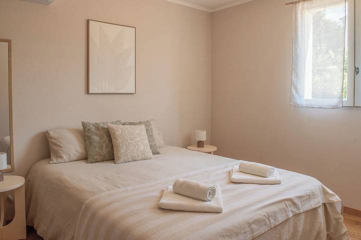 Entire apartment, Appart Limonella - Appart avec terrasse et clim in Fontvieille, Arles region
