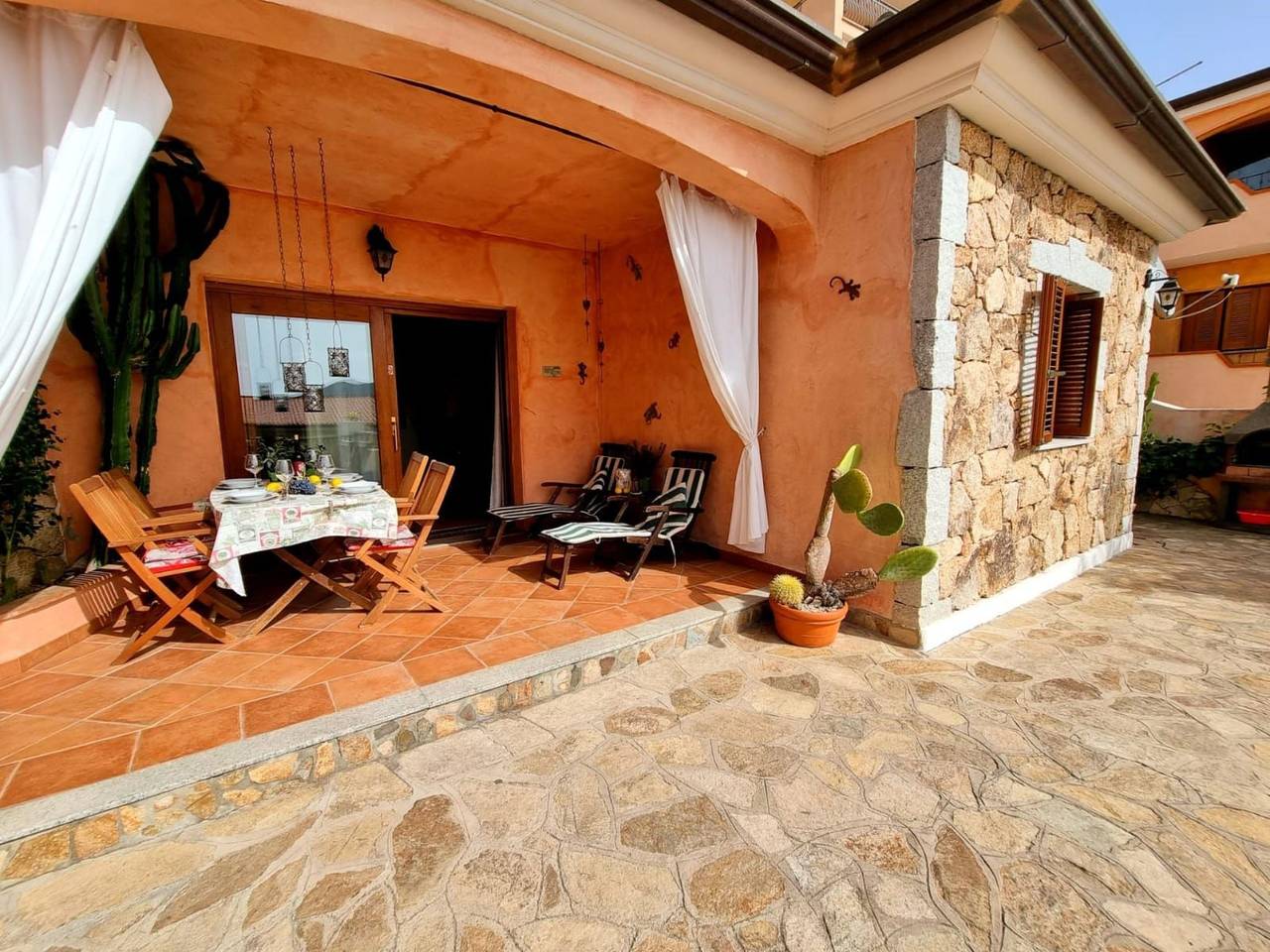 Appartamento intero, Mit Kamin, Terrasse und Meerblick in Flumini, Posada