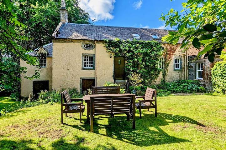 Log cabin for 6 people, with garden and hot tub in Stirling