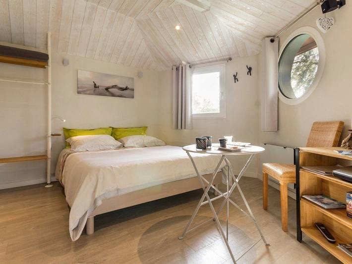 Cabane perchée avec lit king-size, salle d'eau, kitchenette, Tv, Wi-Fi et petit-déjeuner inclus in Port-Saint-Père, Région de Nantes