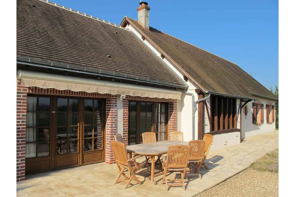 House with private pool on a property with fishing ponds and tennis court in Fontaines-en-Sologne, Sologne