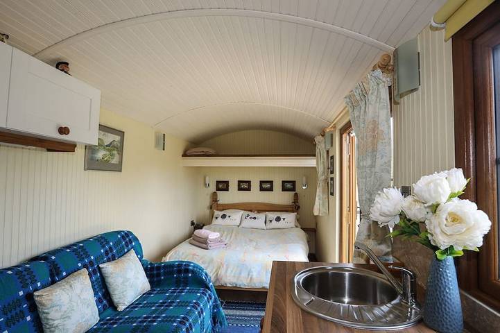 Llety'R Bugail 1, pet friendly, with a garden in Llanrug in Gwynedd