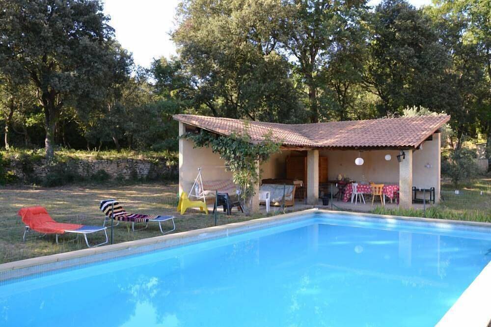 Haus mit Pool am Waldrand, in der Nähe von Orange in Sérignan-du-Comtat, Vaucluse