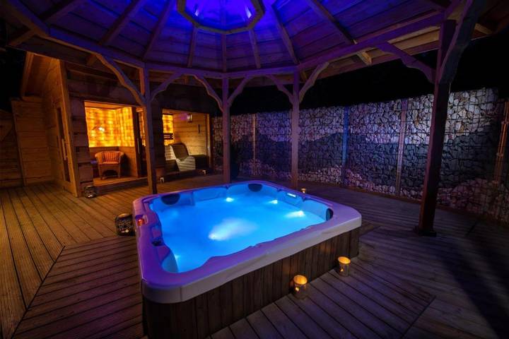 Hôtel pour 4 personnes, avec Jacuzzi et Terrasse ainsi que Jardin et Sauna dans Saint-Dié-des-Vosges