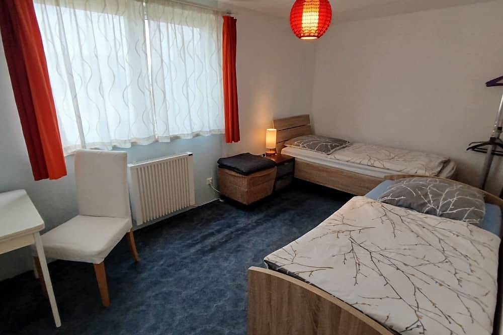 Mitten im Grünen - Haus mit 3 Schlafbereichen, Terrasse und großem Pool in Glien, Ruppiner Seenland