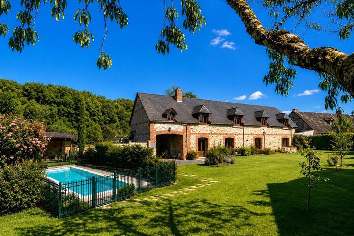 Location de vacances pour 12 personnes, avec vue ainsi que jardin et piscine à Ganzeville